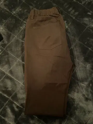 브라운 슬랙스 백 포켓 부착