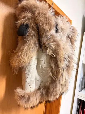 세련된 무스탕 퍼 베스트 / 후드 부착 브라운 계열 / 더플 버튼 포함