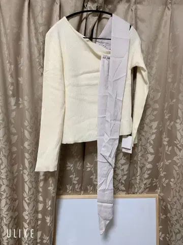 크림색 오프숄더 리브 니트 긴팔