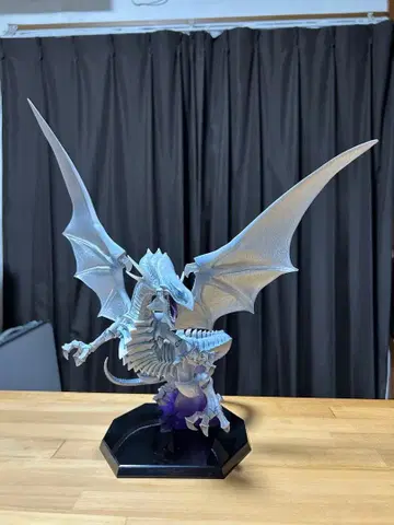 푸른 눈의 백룡 피규어