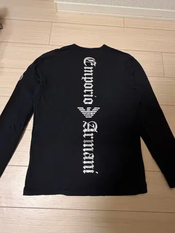 엠포리오 아르마니 백 로고 롱T 긴팔 블랙