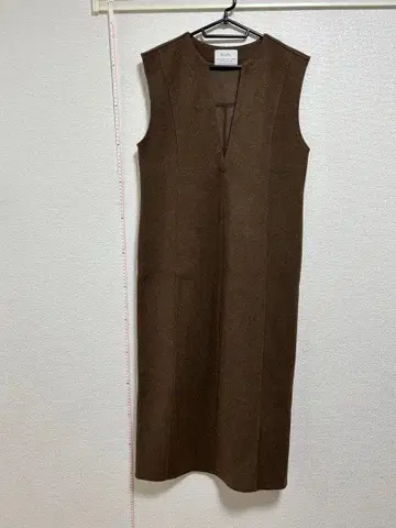 Alumu. 브라운 슬리브리스 원피스