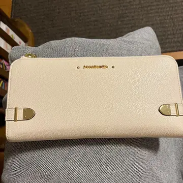 사만다 베가 베이지 가죽 장지갑 골드 금장 장식