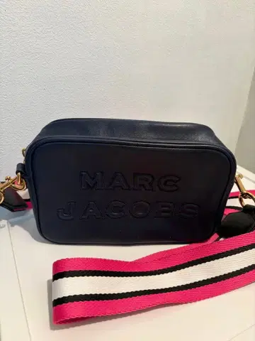 MARC JACOBS 카메라백 네이비 핑크 스트랩
