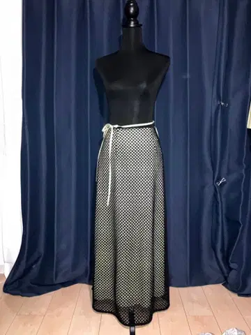 애플 그린과 블랙의 조합이 세련된 레이빔즈 스커트