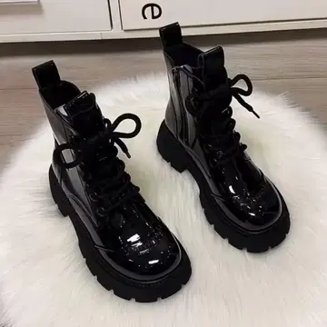 에나멜 블랙 하이컷 통굽 부츠