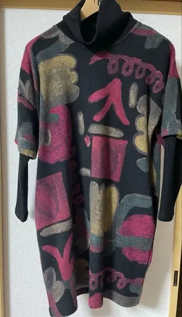 노아제 NOA-GE 추상 무늬 터틀넥 튜닉