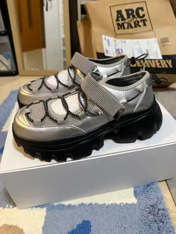 실버 스포티 스니커즈