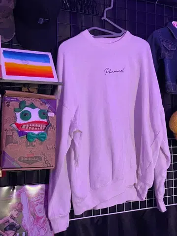 Pheromeral 화이트 맨투맨