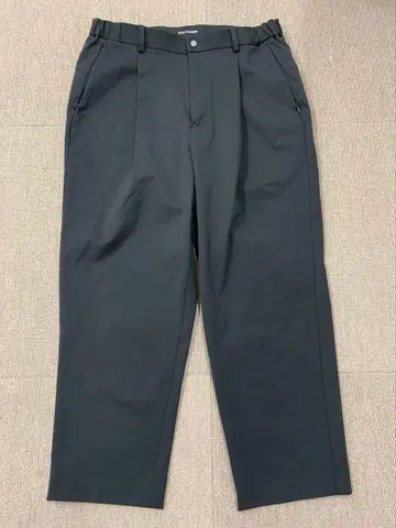 New Balance 와이드 테이퍼드 팬츠 블랙