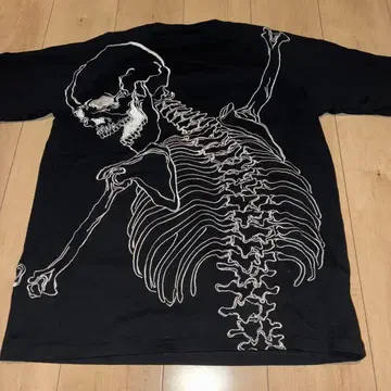 화려악단 껴안는 해골