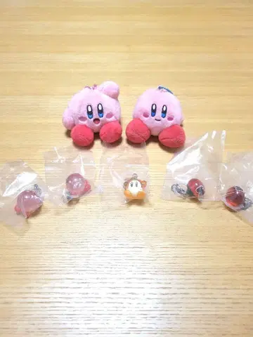 커비 봉제 인형 2개와 아크릴 키링 세트