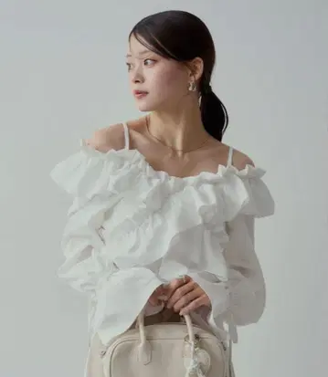 CHICO 치코 오프숄더 2way 크로스 프릴 디자인 블라우스