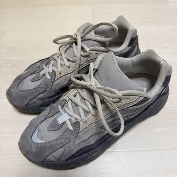 YEEZY 700 그레이 스니커즈