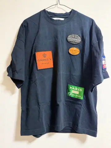 LIBERUM 패치 블랙 T셔츠