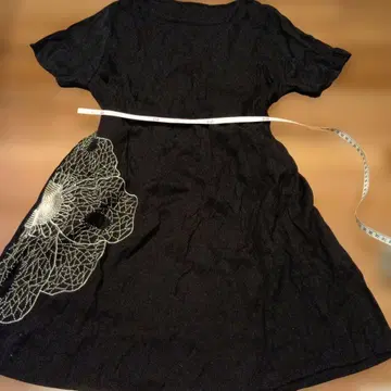 블랙 꽃 자수 반팔 무릎 기장 원피스