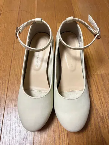 아이보리 스트랩 펌프스 중간 힐