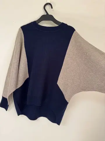 medocoriginal 바이컬러 드롭 숄더 스웨터