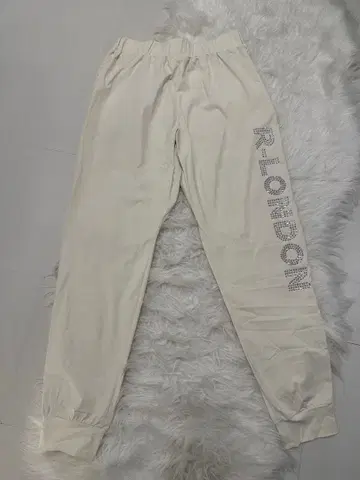 R-LONDON 스톤 장식 조거 팬츠