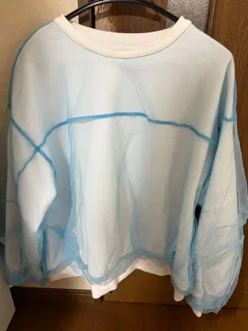 펠리시모 튤을 겹친 컬러 맨투맨 라이트 블루/화이트