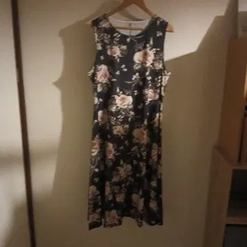 블랙 베이스 꽃무늬 슬리브리스 원피스