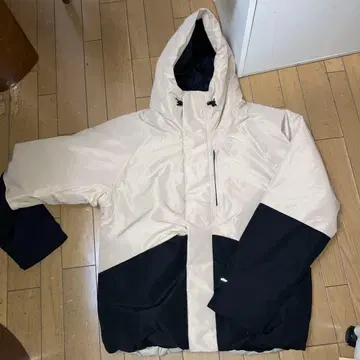 엑스쉘터 LL 후드 부착 자켓 베이지 x 블랙