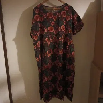 꽃무늬 반팔 무릎 기장 원피스