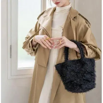 [헤이니] 샤기 리본 퍼 핸드백 블랙