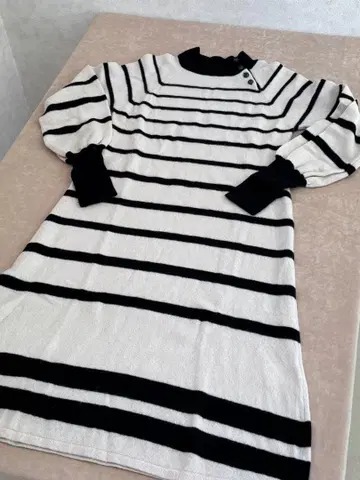 호코모모라 데 시빌라의 장식 버튼이 귀여운 니트 원피스