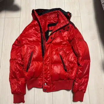 빨간색 후드 부착 다운 자켓