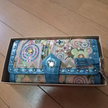 컬러풀한 소용돌이 무늬 장지갑