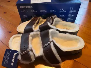BIRKENSTOCK 브라운 샌들