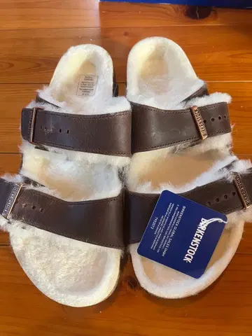 BIRKENSTOCK 브라운 샌들
