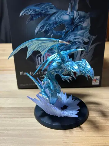 푸른 눈의 궁극룡 피규어