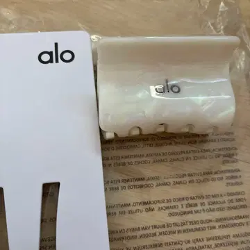 Alo Yoga 화이트 펄 헤어 클립