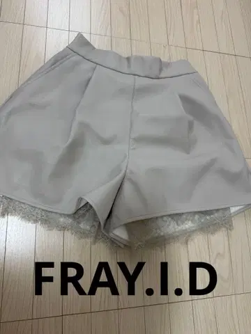 FRAY I.D 그레이 레이스 밑단 숏팬츠 가죽
