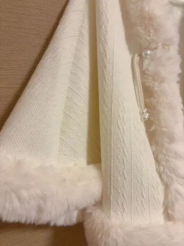 화이트 플리스 케이프 코트