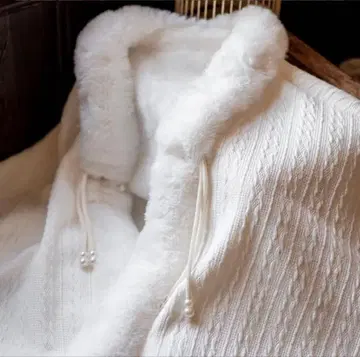 화이트 플리스 케이프 코트