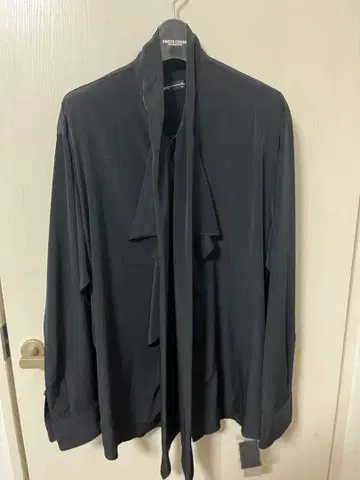 리본 포함 블랙 긴팔 셔츠