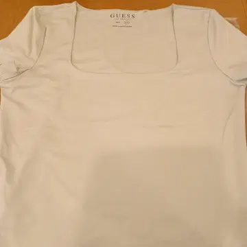 GUESS 화이트 스퀘어넥 티셔츠