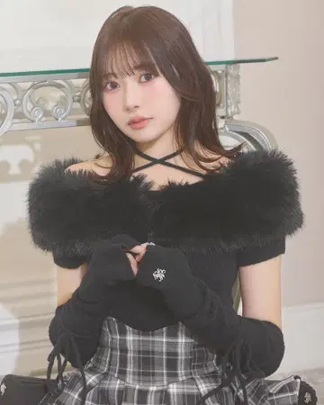 미셸마카롱 암(팔) 포함 데콜테 퍼 니트탑