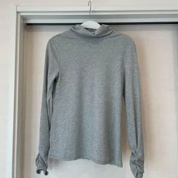 그레이 긴팔 터틀넥 상의