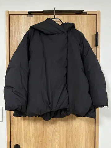 미즈이로 인드 숏 다운 자켓 블랙