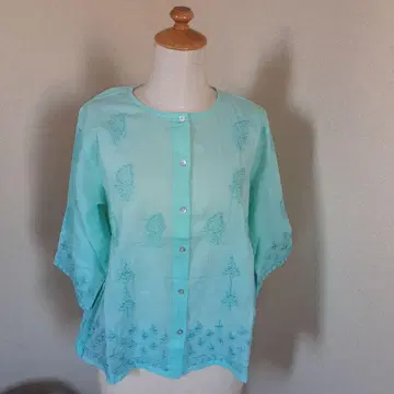 마라이카의 민트 그린 자수 버튼 셔츠