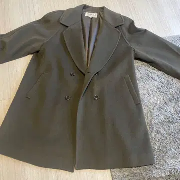 올리브 그린 더블 브레스트 울 코트