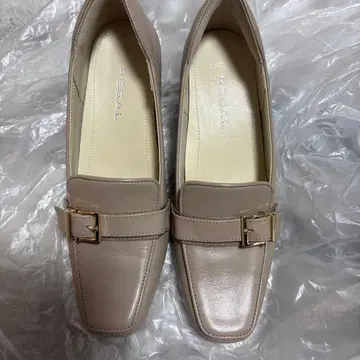 REGAL 베이지 버클 로퍼 힐 5cm