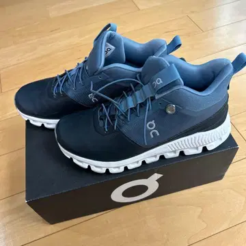 ON 네이비 스니커즈