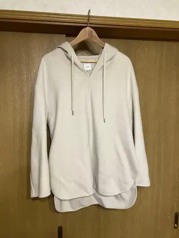 베이지 플리스풍 후드 부착 후드티