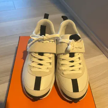 에르메스 화이트/블랙 스니커즈