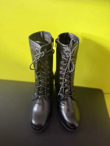 블랙 레이스업 부츠